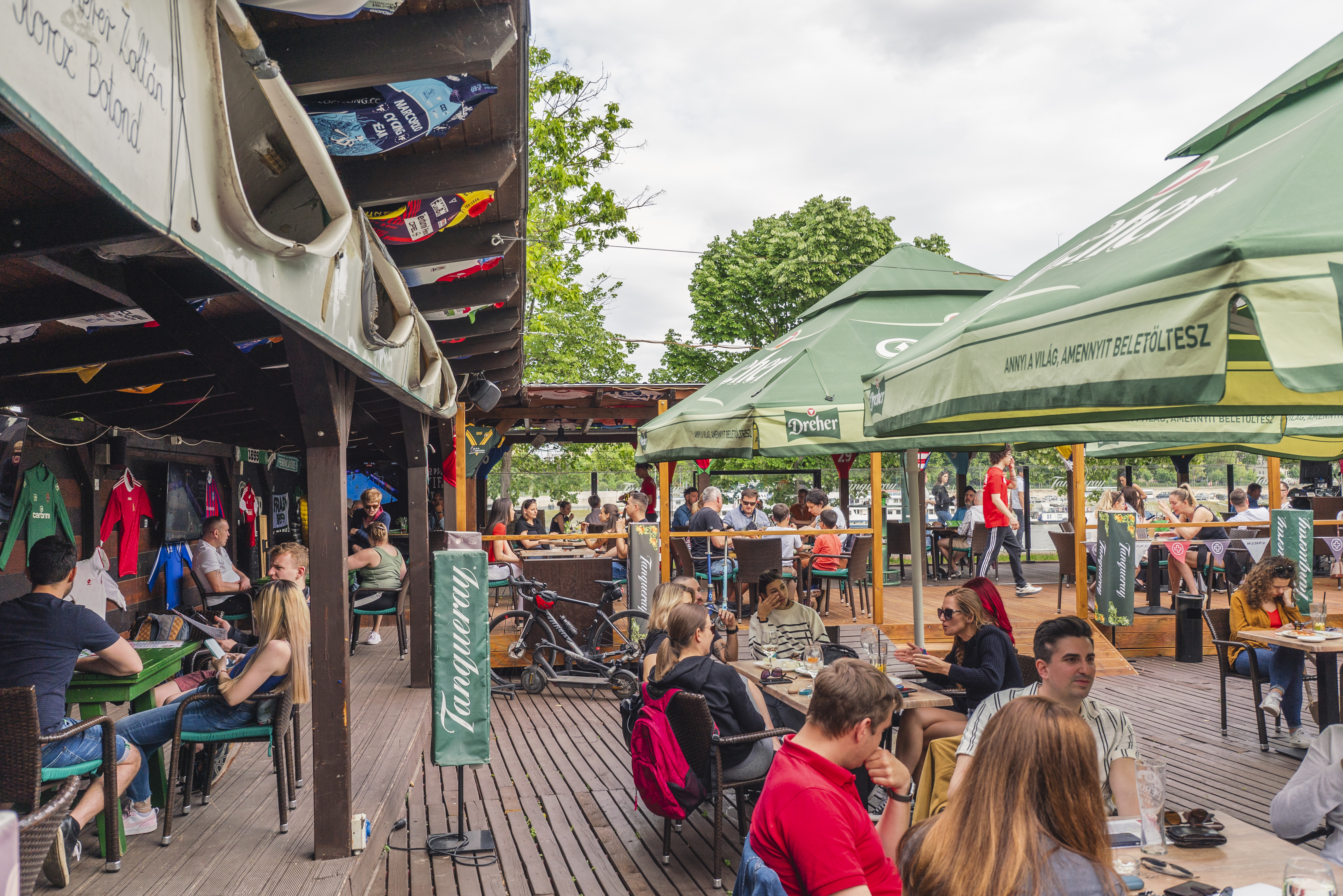 Champs Pub atmosphere